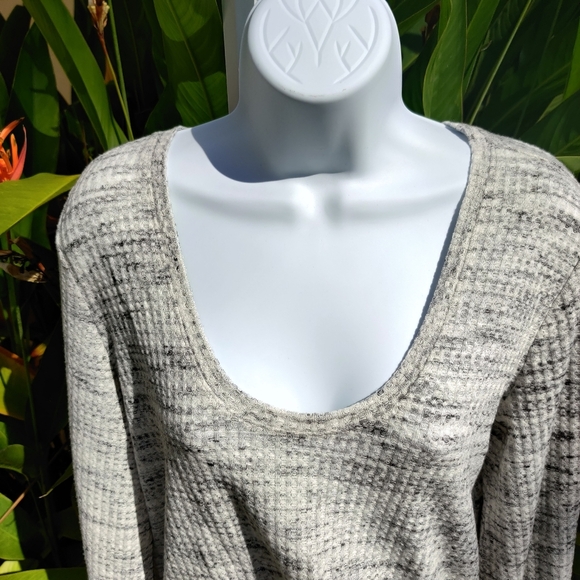 NWT - EXPRESS Gray Waffle Knit Blouson Sleeve Tee - Sz M - Picture 6 of 8
